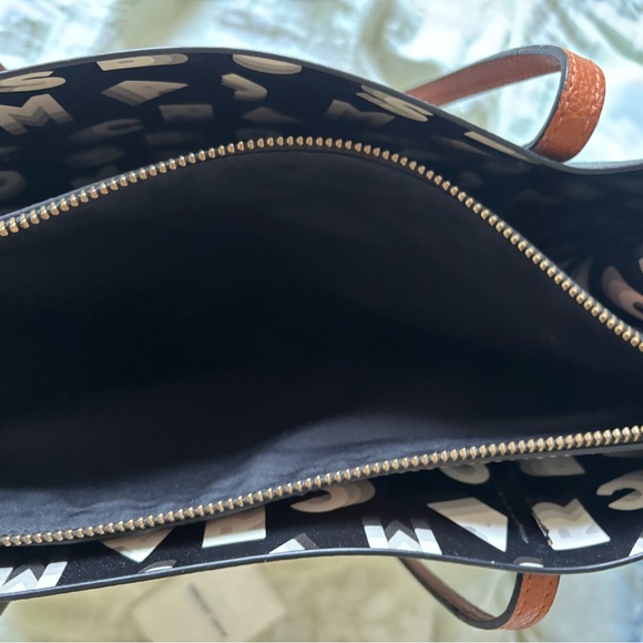 Marc Jacobs medium leather tote. Dimensions 12”5 tall by 13”5 width. - Picture 6 of 6